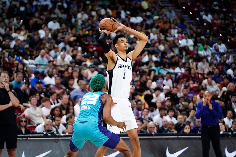 独行侠三巨头联手，老鹰得分突破，约基奇冲击季后赛！的简单介绍